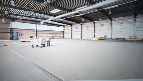 Foto - Wohnmobil Wohnwagen Boot Auto Stellplatz in einer 25x60m Halle