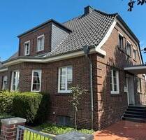 IMMOBILIEN GUMNIOR präsentiert: sanierte Altbauwohnung im Erdgeschoss in zentraler Lage von Neuenkirchen