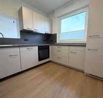 Drei Zimmer, LoggiaBalkon, Einbauküche, ruhige Lage, kernsaniert - Wermelskirchen