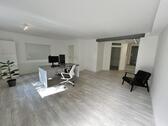 Foto - Modernes Studio mit Arbeitszimmer und Garten