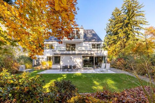 Foto - Geräumige Architekten-Villa von 2023 mit Lift, Tiefgarage und Spa-Bereich