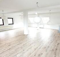 GROSSZÜGIGE, 3-ZIMMER-WOHNUNG + 2 weitere Zimmer - Ettlingen