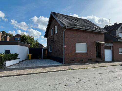 Foto - Freistehendes Einfamilienhaus mit Anliegerwohnung