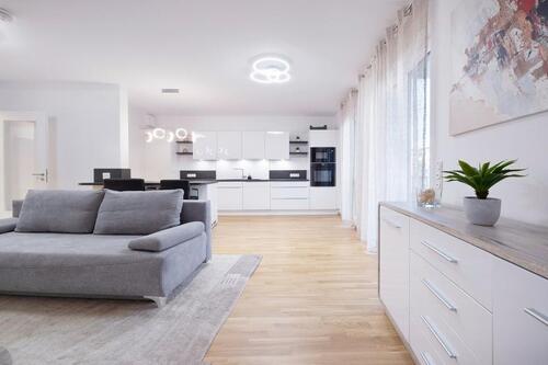 Foto - Vollmöblierte Neubau 3-Zimmer-Wohnung mit Balkon, Keller, Tiefgar