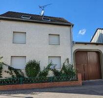 Hofanlage in Brühl-Schwadorf: Einfamilienhaus, 2 Hallen