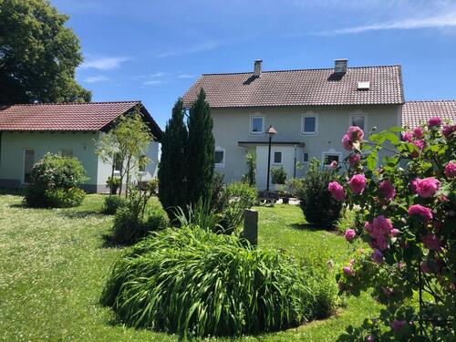 Foto - Großes Bauernhaus mit Obstgarten zu vermieten