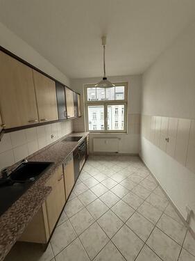 Foto - * Großzügige 2-Zimmer mit Wannenbad, möbl. Küche, Lift, Abstellraum und Laminat! *