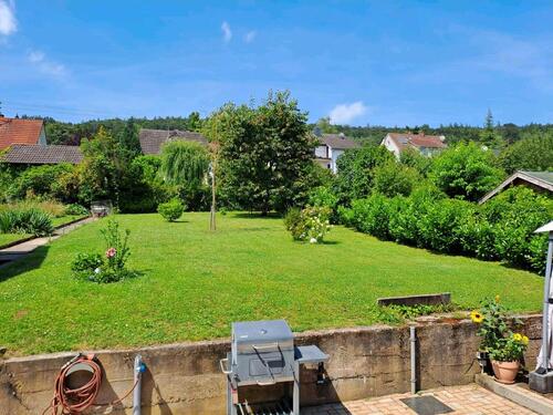 Foto - freistehendes Einfamilienhaus mit Garage und Garten