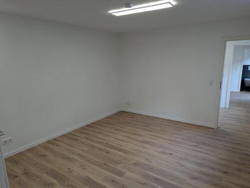 Foto - Frisch sanierte kleine 2-Zimmer-Wohnung mit Balkon direkt am Rhein mit Küche