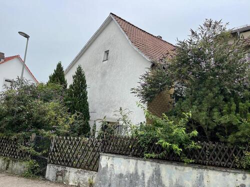 Foto - Zwei Häuser mit Garten und Grundstück für dritte Haus