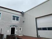 Foto - Großes Wohnhaus mit Büros und HalleWerkstatt im Gewerbegebiet