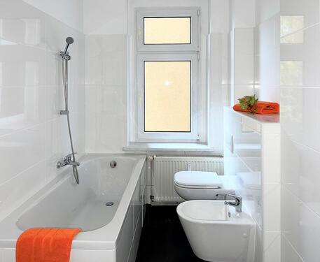 Foto - Gründerzeitflair mit Stuck und Dielenböden, Tageslichtbad mit Wanne