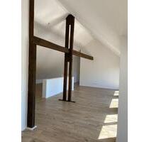 Hohe Decken, viel Licht: DG-Wohnung mit Balkon in Lindlar