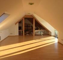 Moderne, offen gestaltete DG-Wohnung mit Balkon, Sauna und Kochinsel - Bettenfeld