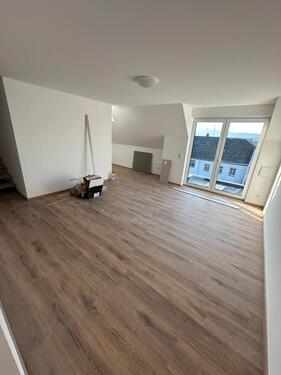 Foto - Wohnen auf zwei Ebenen: Stilvolle Neubau-Maisonette mit Balkon & viel Raum zur Entfaltung