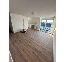 Wohnen auf zwei Ebenen: Stilvolle Neubau-Maisonette mit Balkon & viel Raum zur Entfaltung - Osburg