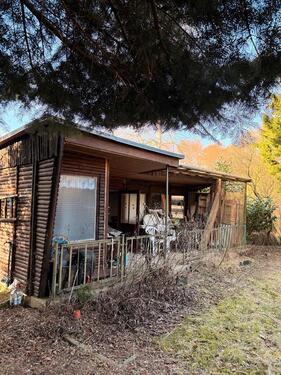 Foto - Bungalow mit Seeblick im Dornröschenschlaf