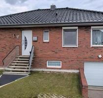 Walmdachbungalow saniert. Gebäudeenergiegesetz konform. - Hemmoor