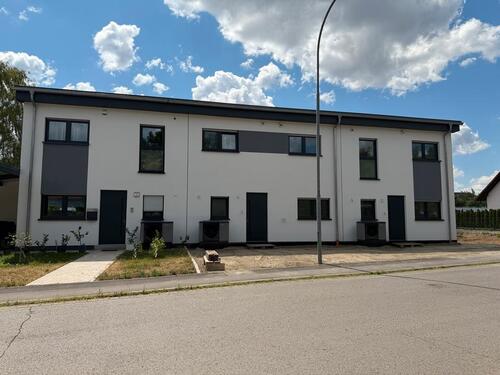 Foto - Erstbezug-Neubau-Reihenhaus in Oberstreu