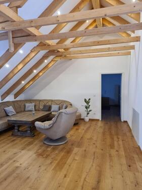 Foto - Topwohnung, 1. OG, Kaminofen, Parkett, Balkon, 2 Badezimmer