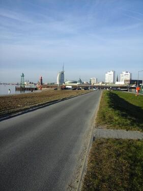 Foto - Möblierte-3-Zi.-Whg. mit Balkon u. Badewanne