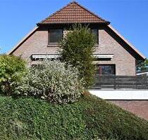 Attraktive Doppelhaushälfte mit separatem Souterrain - ideal für Honbby oder Gewerbe - Hoisdorf