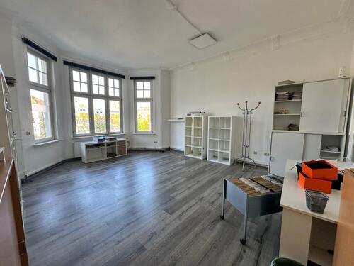Foto - Willkommen am Julius-Mosen-Platz 4 – einer der gefragtesten Adressen in Oldenburg! Diese attraktive Bürofläche im Herzen der Innenstadt bietet Ihnen auf ca. 150 m² ein modernes und repräsentatives...
