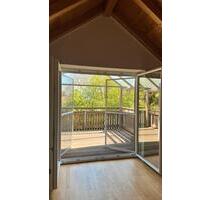 Helle 3-Zimmer-Dachgeschosswohnung mit Balkon - Adelshofen