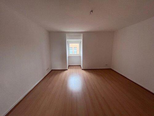 Foto - Großzügige DG-Wohnung mit 3 Zimmern in zentraler Lage
