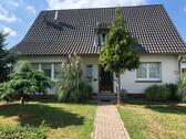 Foto - Freistehendes Zweifamilienhaus mit Terasse, Garagen und Garten