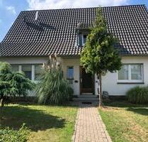 Freistehendes Zweifamilienhaus mit Terasse, Garagen und Garten - Duisburg Rheinhausen