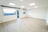 Foto - Frisch sanierte Büro-Praxisfläche mit Balkon, Fußbodenheizung und Stellplätzen – Erstbezug 2026