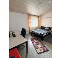 Freies Zimmer - 450,00&nbsp;EUR Kaltmiete, ca.&nbsp; 35,00&nbsp;m&sup2; in Neutraubling (PLZ: 93073)