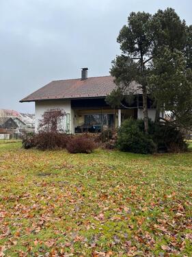 Foto - Freistehendes Einfamilienhaus mit Entwicklungspotenzial