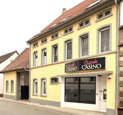 Foto - Mehrfamilienhaus mit Gewerbeeinheit auf großem Grundstück