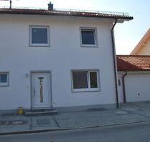 Kurzfristig frei. Neuwertige grosse DHH in ED Isen ca 150 Qm WFL