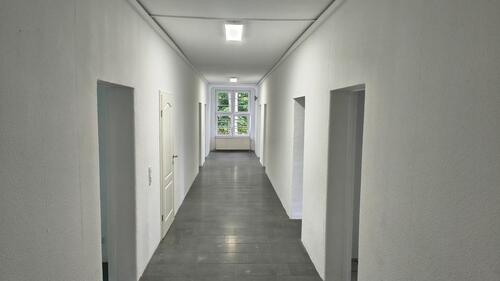Foto - Große bezugsfertige Wohnung - 6,5 Zimmer + 3 Stellplätze