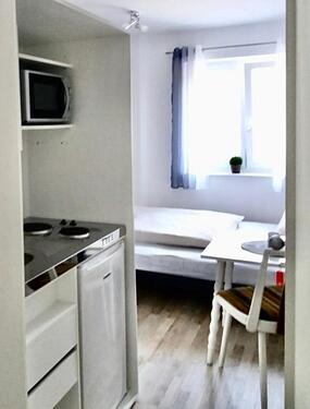 Foto - Helles, möbliertes Zimmer zur vorübergehenden Vermietung