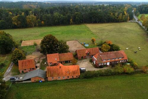 Foto - Bauernhaus mit Offenstall, Nebengebäuden und Weide, Resthof