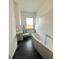 Helle 2-Zimmer-Wohnung mit Einbauküche und Stellplatz - Bitterfeld-Wolfen