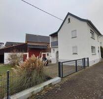 Gemütliches Haus mit großer Scheune, Stallungen und Garten - Beselich