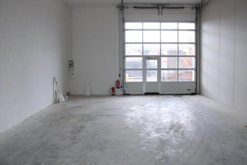 Foto - geräumige Lagerhalle Halle Gewerbehalle Lagerfläche Lagerraum mit Rolltor zu vermieten!