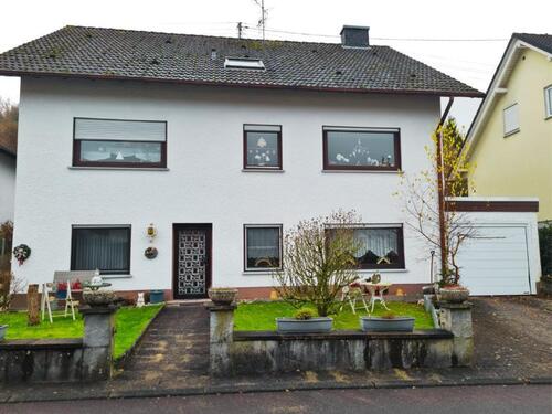 Foto - Großes Einfamilienhaus mit E-Wohnung, großem Garten und 1 Garage