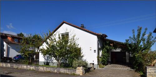 Foto - Mehrfamilienhaus mit 8 Zimmer und exzellenter Bausubstanz