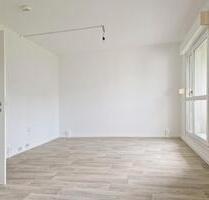 Frisch renovierte Wohlfühlwohnung mit Balkon & Fahrstuhl – ideal für Pärchen oder Senioren ! - Halle (Saale) Halle-Neustadt