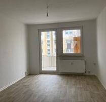 Stilvoll frisch renoviert: Urbanes Wohnen mit Balkon, Licht und klaren Linien - Gotha