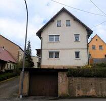 Wohnhaus mit Nebengebäuden im Ortskern von Maroldsweisach