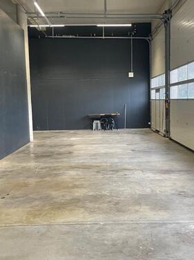 Foto - Moderne Gewerbehalle Werkstatt mit eigenem Büro