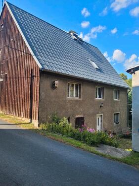 Foto - Haus mit großem Grundstück und Nebengelass