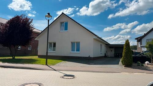 Foto - Modernes freistehendes Einfamilienhaus